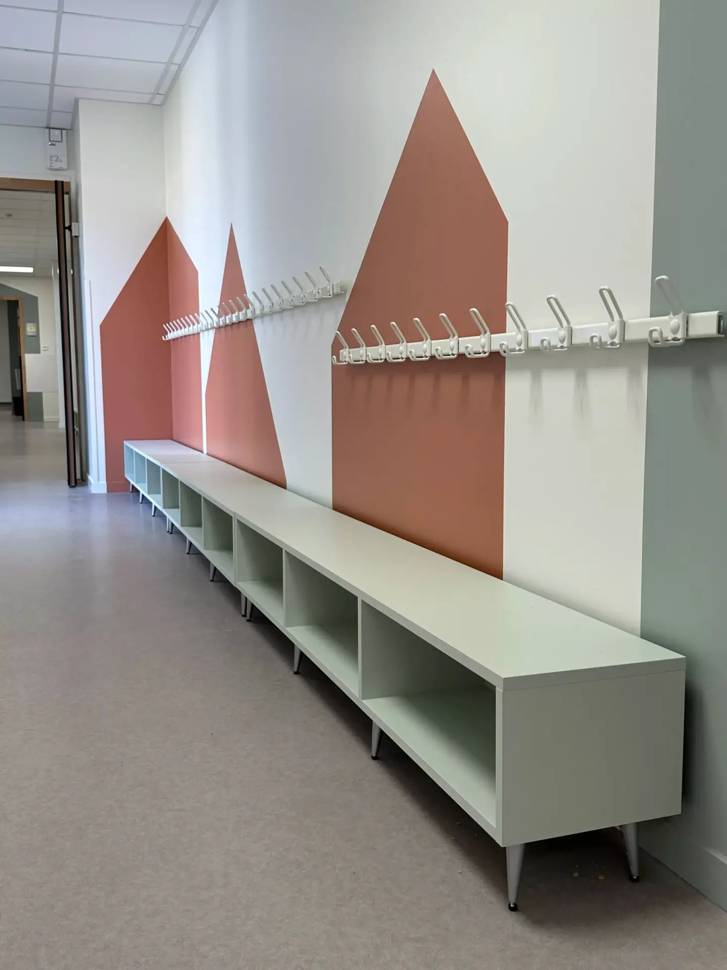 MAIGNAN Menuiseries Réalisation bancs d'école