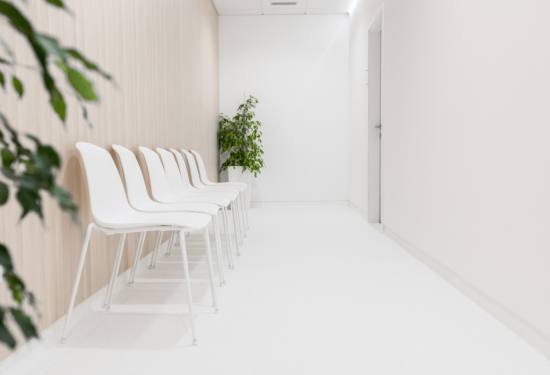Chaises-blanches-vides Chaises blanches vides